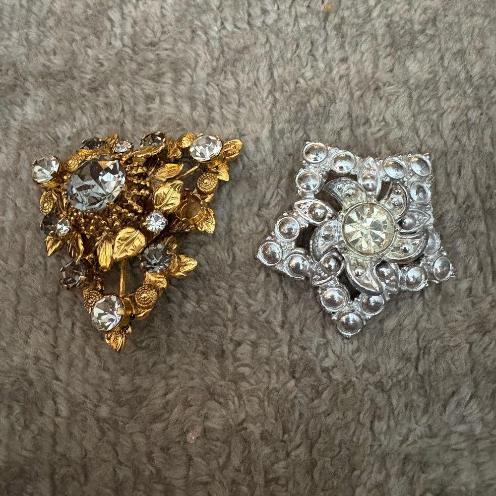 EUC Vintage set of 2 broaches